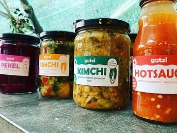 We proudly present: GÜTZI! 🔥

Een nieuw merk voor een eeuwenoud product. Een reeks fermenten op basis van gewonnen groenten. Ontstaan uit de samenwerking tussen boeren, verwerkers en Bioforum - omdat smaak begint bij de grond.

Vanaf vandaag bij ons te koop! 🤩

#Gützi #lokaleverwerking #biologisch #kempengoud #kimchi #kraut #hotsauce #pekel #fermentatie #gewonnengroenten #feelgoodfood #bioforum