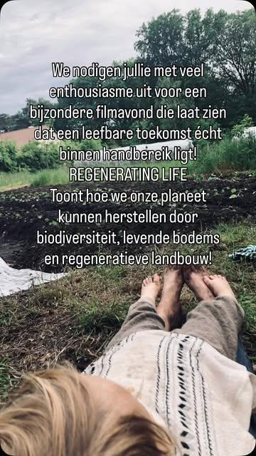 Op vrijdag 28 augustus om 19u30 vertonen we deze inspirerende documentaire in De Vroente. De film biedt een verrassend optimistische kijk op klimaatontwrichting: ze laat zien hoe natuur en landbouw elkaar kunnen versterken, hoe ecosystemen zichzelf kunnen herstellen, en hoe wij als gemeenschap een betekenisvolle rol kunnen spelen. 

Je gaat naar huis met inzicht, maar vooral met het gevoel: dit werkt, en we kunnen hier samen deel van zijn.

Na de vertoning volgt een nabespreking onder leiding van Geert Iserbyt, waarin we dieper ingaan op de kansen die regeneratieve praktijken bieden — zowel wereldwijd als hier bij ons.

📅 Praktische info

Vrijdag 28 augustus – 19u30 De Vroente, 
Putseweg 129 – 2920 Kalmthout 
Toegang: 8 euro, inclusief gratis bio hapje en drankje 
De zaal beperkt zicht tot maximaal 100 deelnemers… iedere aanwezige even apart aanmelden via de link aub, zodat we precies weten met hoeveel we zullen zijn, link zie bio 

We hopen jullie te mogen verwelkomen voor een avond die voedt, verbindt en nieuwe perspectieven opent.

Warme groet, 

Het team van VELT, De Graanhalm, en bioboerderijen Gullegaard, Kempengoud en De Zwanenberg 

#degraanhalm #GulleGaard #zwanenberg #velt #kempengoud  @csa_gullegaard @kempengoud @dezwanenberg @velt_vzw @jana.joanna.m @dirkmilbou
