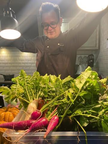 S p o t l i g h t
bonheur instantané 
@fermenadir

#légumesdesaison #ardellerestaurant 
#tablevivante #rochefortbelgium