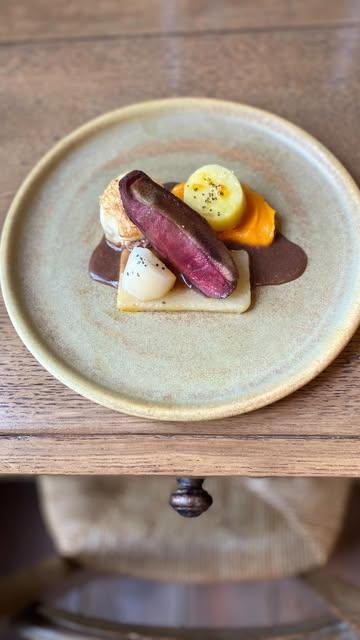 C a n a r d  S a u v a g e 
foie gras - pommes de terre confit - carotte - chou rave - sauce au épices 
@boucherielefebvre 

#gibier #local #ardellerestaurant #rochefortbelgium