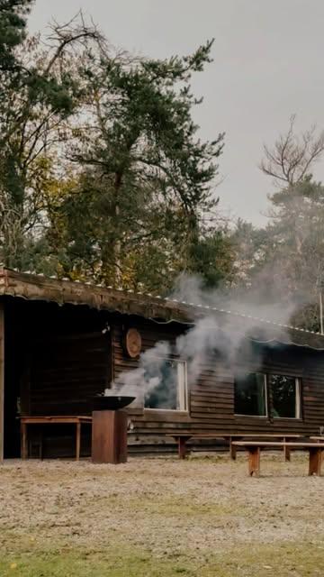 Cabane Oscar.

Escape to a private woodland retreat, part of our curated experiences at Maison Oscar.

Together with Chef Martijn (Ardelle, Rochefort), savor an outdoor lunch prepared on the Ofyr BBQ, from flavorful starters to elegant desserts.

A unique blend of nature, gastronomy, and quiet connection.