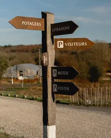 Welcome to our green sanctuary, nestled within Foster Farm, a living ecosystem where producers, artisans, and entrepreneurs grow together in a spirit of sustainability 🌿 We welcome you from Wednesday to Saturday evenings, and for lunch on Thursday and Friday.