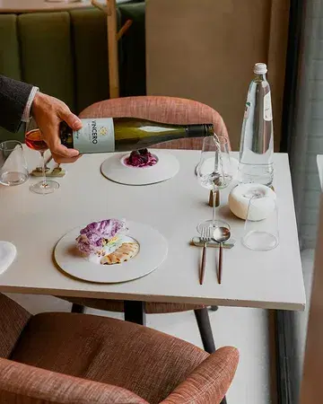 A table for two? Book your next experience ✨ Savour seasonal and nourishing dishes alongside a cellar of local treasures and refined alcohol-free pairings, all while enjoying the calm view over the fields. A gentle and meaningful escape 🌿