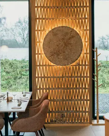 Discover the luminous wall artworks by @loralinedeliedekerke.art ✨ Her Art-pliques, somewhere between painting and wall light, play with material and illumination: wood, rust, stone, gold… Each texture creates a unique visual illusion, balancing raw beauty and refinement.