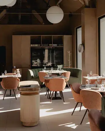Nestled within 30 hectares of farmland, Màloma awaits at the end of a path crossing the farm and its kitchen garden 🌿 A seasonal, mindful cuisine shaped by nature and carefully selected producers. Book your table now via the link in our bio ✨