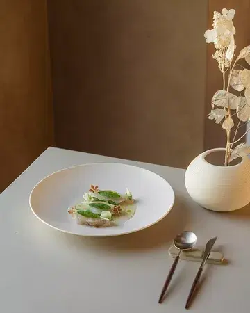 Kohlrabi ravioli wrapped around ikejime pollock gravlax, paired with bergamot confit by @agrumes_brumenil and a crystal-clear green gazpacho 🌿 Freshness and precision on the plate.