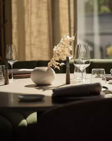 Take a seat in a place where nothing is wasted, every ingredient is fully explored and expressed through our creations. Behind each product and material, the hand of our artisans brings life and meaning. Seasonality, terroir, restraint, and humanity shape everything we do ✨ Book your table via the link in the bio!