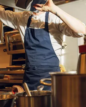 As the pans come to life, our passionate team shapes a seasonal cuisine guided by nature, sustainability, and respect for the living. Our restaurant continues to deepen a vision rooted in seasonality and collaboration 🌿 Together with the farm’s producers, Georges creates an experience in perfect harmony with its surroundings.