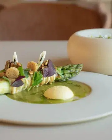 Our menu is guided by the seasons, as with Stéphane Longlune’s asparagus, highlighted when they are at their peak.