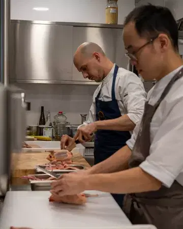 At Màloma, Georges and his team follow nature's rhythm. Through close relationships with local producers, they create a menu inspired by the seasons and all that nature generously provides ✨ Book your next experience via the link in our bio.