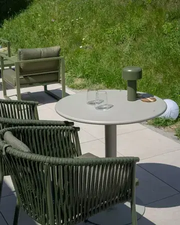 Discover our beautiful terrace overlooking nature 🌿 Enjoy an aperitif outdoors before taking your seat in our air-conditioned dining room. Reserve your table now via the link in our bio.