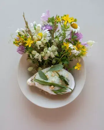 Thalassa oyster n°1, served as a tartare with halimione seaweed granita, sea purslane and sea aster. Finished with a foam of mezcal and oyster water, and garden flowers 🦪