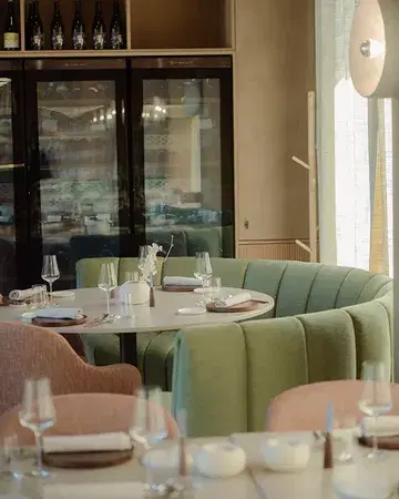 From a table for two to larger gatherings… In the heart of Walloon Brabant, just outside Brussels, Màloma welcomes you surrounded by fields, hens, and local producers 🌱 We'll be open tomorrow night, reserve your table now.