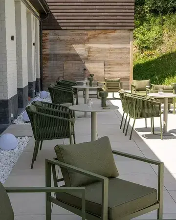 Make the most of sunny days on our terrace ☀️ Enjoy an aperitif surrounded by nature, with idyllic views across the fields of Rosières, at the heart of Foster Farm, before continuing your evening in our dining room.