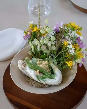 A true expression of the sea and the garden 🌼🦪 Thalassa oyster n°1, delicately prepared as a tartare, with seaweed granita, coastal herbs, a mezcal and oyster water foam, and fresh garden flowers.