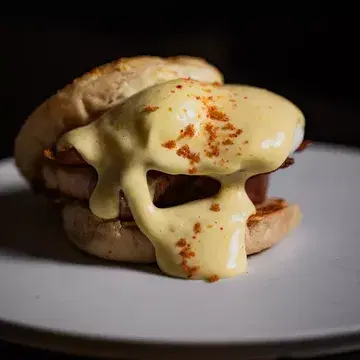 Eggs Benedict, but make it next level. Waaay next level! 💥 #frankbrussels