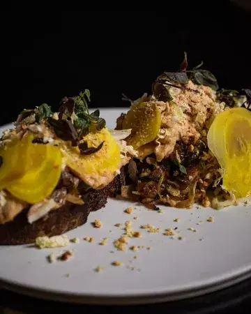 NAUGHTY CHICKEN - Chicken cooked in chickpea miso with Belgian ginger & garlic confit, on toast with sauteed mushroom & onion, hazelnut panko crumble, black garlic & sesame cream. 

Naughty, bold, and built like a mountain! 😈 #frankbrussels