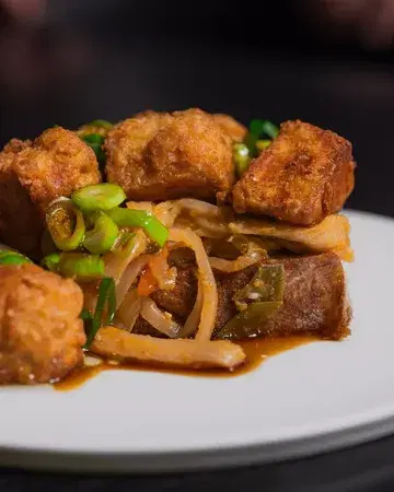 You asked more veggies? We bring you KIMCHI TOASTY with Belgian-style spiced kimchi, shoyu koji & buttermilk fried tofu, ginger spring onion dressing on open sourdough toast.

From local farms, to our kitchen! 🖤
#frankbrussels