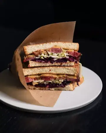 PASTRAMI SANDWICH 
Beef brisket brined 6 weeks, smoked & slow-cooked 48h in a black pepper & coriander crust. Fermented red cabbage, witlof, mustard emulsion, melted Emmental on shokupan.

#frankbrussels