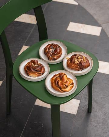 New CINNAMON BUNS unlocked:
- Chocolate
- Pear
- Almond
- And the classic bun.

Until sold out, every day! 🖤 #frankbrussels
