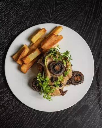 FRANK'S VEGETABLE CRUSH - Parsnip vol-au-vent, hazelnut baked mushroom, fries & sage salt. 

Our veggie crush.
Yours soon! #frankbrussels