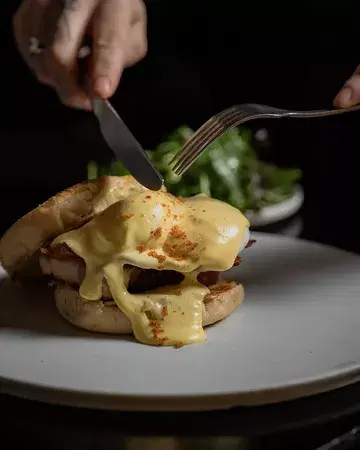 BRASVAR BACON BENEDICT 🥓
Done right, from scratch & locally sourced. AT FRANK! 🖤 #frankbrussels
