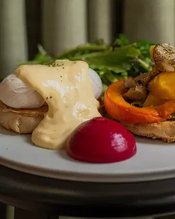 FRANCINE ROASTED VEGETABLES - Roasted yellow beetroot, pumpkin & sunchokes, baked greens & red beetroot cream, poached eggs, hollandaise on an English muffin. Whole grain mustard & carvi vinaigrette.

Roasted, poached, sauced.
We don’t do boring! 🌱 #frankbrussels