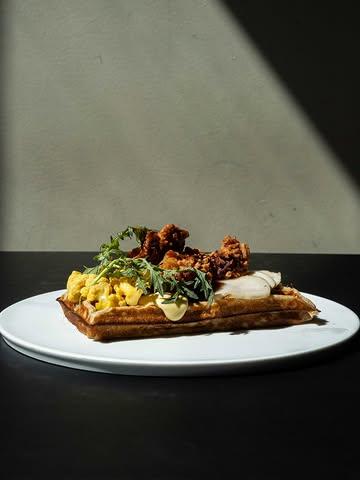 Our new buttermilk fried chicken & waffle 🧇 No one can resist it, not even Mathias 🤭

*make it veggie: swap chicken for fried Shoyu koji & buttermilk fried tofu