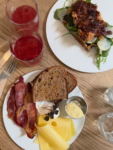 Tried @frank.brussels today. 

Everything is homemade, super fresh, and they’re open 7/7. 

I recommend 100% the fresh ice tea!

Big plus: they also have a nice terrace ☀️