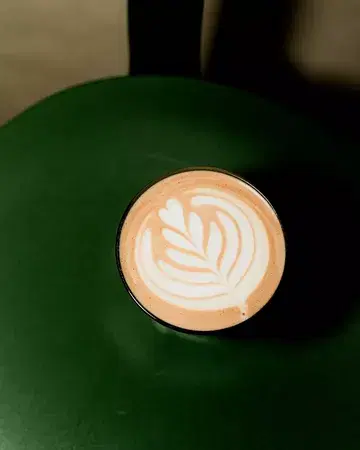 Early mornings, fresh coffee, full tables.

Just another day at Frank ☕️