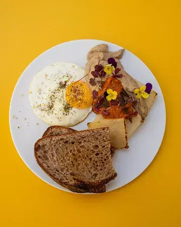 MORNING TOASTS 🌱

Always changing.
Always seasonal.

This week's twist:
Black garlic baba ganoush, harissa, Lebanese za'atar & fried egg.