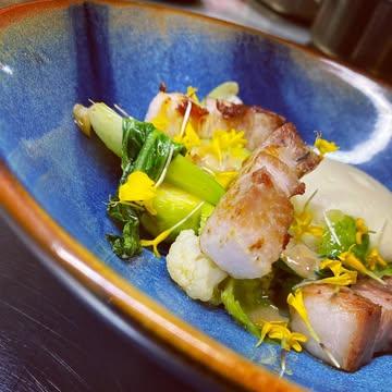 This week for lunch fellazzzzzz!
Pink butter, confit of iberico,
varieties of cabbages and espuma of parsnip.