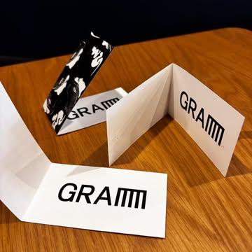 Gramm fait peau neuve et on vous accueille déjà ! Nouveau logo, nouveau design, nouvelle carte à découvrir. Avant, on avait un menu fixe, maintenant c’est flexible, et un menu arrive aussi. On est en rodage, venez profiter de cette ambiance avant l’ouverture officielle !