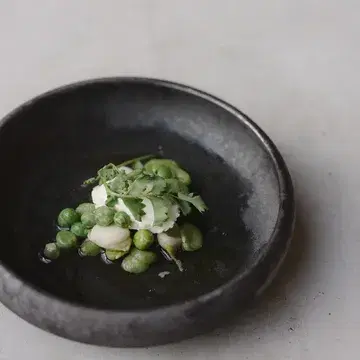 Throwback naar het begin van de zomer. ☀️

Doperwt, tuinboon, verse kaas, pimpernel.

#restaurant #restaurantgent #lokaal #seizoensgebonden #duurzaam gent