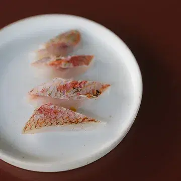 Crudo roodbaars, vanille olie, watergentiaan azijn.

#restaurantgent #duurzamekeuken #lokaal