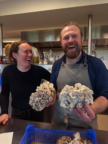 Boswandeling 🍄‍🟫🌲

Het weer zit misschien niet helemaal mee dit weekend… maar gelukkig brachten wij een stukje bos naar binnen 🔥

Deze prachtige Maitake konden we oogsten en leveren bij @petrichor.gent ☺️
In een warme, ongedwongen sfeer nemen Seth & Joke je mee op een culinaire boswandeling — lekker droog, maar mét de magie van de regen 🌧️✨

Op het bord:
Maitake, notenpasta met miso, crumble van granen met berk & spar, rodebietenazijngel, mosterdkaviaar & klaver 💚

#gastronomie #maitake #korteketen #gent