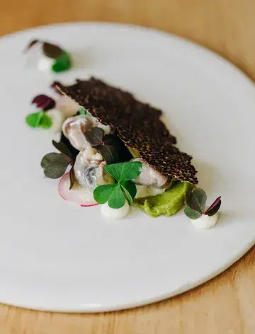 Lente op het bord.

Escargots, bosgrond, peterseliewortelcrème & vlaszaadcracker.

Kom je deze maand ook nog mee genieten van ons nieuw menu? Reserveer alvast je tafeltje via onze website. 

📸 @biestbeeld 

#restaurant #duurzamekeuken #lokaal #finedining #9000