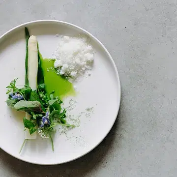 Asperges.

Witte asperges, echt goud in de keuken. We combineren ze met daslook, jasmijn en heel veel eetbare kruiden en bloemen.

We werken voor onze groenten en kruiden steeds met @mondedesmillecouleurs, steeds in het seizoen, met liefde voor de natuur gekweekt.

Kom deze maand nog mee genieten en proeven van dit frisse tasting gerecht in ons 8-gangen verrassingsmenu.

📸 @biestbeeld

#restaurant #gaultmillaubelgium #seizoensgebonden #eetbarekruiden #gent