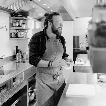 Petrichor, bij Seth en Joke.

Gedreven door een passie voor koken en gastvrijheid ontvangen we jullie steeds met open armen in & aan onze keuken. We nemen jullie mee in een verrassend tasting menu vol wilde en minder gekende smaken. 

Kom mee genieten van een (h)eerlijke avond!

📸 @biestbeeld

#gent #restaurant #lokaal #duurzaam #diner