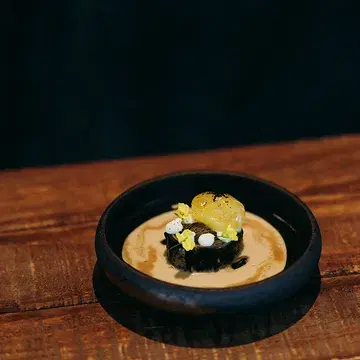 Heerlijk genieten met ons 8-gangen verrassingsmenu. 

We ontvangen jullie steeds van woensdag- tot en met zaterdagavond en nemen jullie mee in ons verhaal. Een verhaal geïnspireerd door de seizoenen, met lokale en bio ingrediënten en wilde smaken uit de natuur.

De tasting met prei, nori, hooi & eidooier kan je nog heel even komen proeven.

📸 @biestbeeld

#restaurant #gent #tasting #visitgent #puurgent