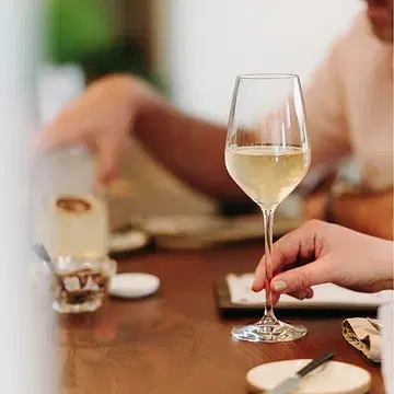 Dorst? We've got you covered.

Een avond Petrichor is een avond genieten van een heerlijk verrassend tasting menu, al of niet met aangepaste wijnen (klassiekers of met een twist). Maar er is natuurlijk meer... Lekkere apéro, een groot aanbod alcoholvrije dranken per glas en biertjes van @dok_brewing_company en @stroombrouwers.

Geen zin om te eten, maar wel zin in een drankje? Spring gerust eens binnen, we hebben vaak nog een plaatsje voor apéro op ons terras en/of aan de toog!

📸 @biestbeeld

#restaurantgent #gent #finedining #apero #summerinthecity
