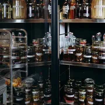 De voorraadkast.

Smaakbommetjes creëren we hier. We fermenteren, infuseren azijnen met kruiden en bloemen, bottelen, conserveren, maken cheongs, plukken jonge dennenappels, en laten vooral niets verloren gaan. 

We houden ervan om alles te gebruiken en zo onze foodwaste tot een minimum te beperken, maar ook om de smaken van het seizoen nog even langer vast te houden. Dit alles zorgt ervoor dat we op een andere manier smaken naar voor kunnen schuiven. Heel fijn om jullie zo te verrassen en mee te nemen in ons verhaal.

📸@biestbeeld

#restaurant #restaurantgent #ghent #gastronomie #finedining