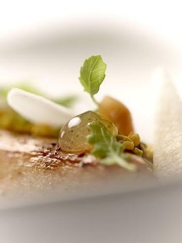 ✨ Asperge blanche
Pistache / Sauge / Coco
On ne peut pas le cacher : ce qui marque ici, c’est l’association improbable.
Une asperge blanche juste tiède, presque douce.
La fraîcheur de la coco.
L’intensité de la pistache et de son crémeux.
Et puis la sauge… qui vient étirer le plat, apporter cette longueur herbacée presque inattendue.
Les clients sont unanimes : ce plat reflète parfaitement la cuisine de Martin Simonart.
Visuellement, tout semble sage.
Mais en bouche… quelle explosion. 💥

—

✨ Witte asperge
Pistache / Salie / Kokos
We kunnen het niet verbergen: het is vooral de onverwachte combinatie die hier indruk maakt.
Een lauwwarme witte asperge, zacht en verfijnd.
De frisheid van kokos.
De intensiteit van pistache en haar romige textuur.
En dan de salie… die het gerecht verlengt met een verrassende kruidige diepte.
Onze gasten zijn het unaniem eens: dit gerecht weerspiegelt perfect de keuken van Martin Simonart.
Visueel lijkt alles rustig.
Maar in de mond… wat een explosie. 💥

#restaurant #asperge #asparagus #pistache #gastronomie #mylord #finecuisine #foodie #gastronomique #chef #belgique #ellezelles #culinary #foodexperience #instagood #gastronomy #foodlovers #vegetal #springmenu #finedining

Reserveringen | Réservations

☎️ +32 68 54 26 02
✉️ info@mylord.be
💻 www.mylord.be

📍 Ons adres | Notre adresse📍

Rue Saint-Mortier 35
7890 Ellezelles

📸 Anthony Florio