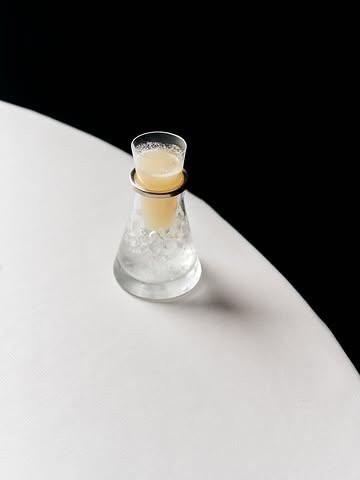 Vous vous souvenez d'eux ? Nos cocktails sans alcool sont de retour — et ils n'ont rien perdu de leur superbe. Rouge rubis surmonté d'une mousse crème, ambre doré sur lit de glace, orange vif dans une flûte élancée… Chaque verre raconte une histoire. Zéro alcool, zéro compromis. 🍹

____

Herinnert u zich hen nog? Onze alcoholvrije cocktails zijn terug — en ze hebben niets van hun allure verloren. Robijnrood met romige schuimkop, goudamber op een bedje van ijs, levendig oranje in een slanke flûte… Elk glas vertelt zijn eigen verhaal. Nul alcohol, nul compromis. 🍹

#mylord #courtrai #ellezelles #Gastronomie #lesgrandestablesdumonde #michelinguide #michelinbelgique #gaultmillau #cocktailsansalcool #mocktail #zerowaste #finedining #belgischegastronomie #drinkdesign #sansalcool

Reserveringen | Réservations

☎️ +32 68 54 26 02
✉️ info@mylord.be
💻 www.mylord.be

📍 Ons adres | Notre adresse📍

Rue Saint-Mortier 35
7890 Ellezelles

📸 Anthony Florio