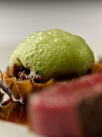 Entrecôte de bœuf de Galice, poireau, ail des ours. Sur l'assiette, tout se contredit — et c'est exactement là que Martin Simonart excelle. La viande, d'un rouge profond et rassurant, côtoie une écume vert vif qui claque comme une évidence. Puissant et végétal. Brut et délicat. 🔥 Le contraste, c'est notre signature.

____

Entrecôte van Galicisch rund, prei, daslook. Op het bord spreekt alles elkaar tegen — en precies daar blinkt Martin Simonart in uit. Het vlees, diep rood en geruststellend, krijgt gezelschap van een felgroene schuimbol die klinkt als een evidentie. Krachtig en plantaardig. Rauw en verfijnd. 🔥 Contrast is onze signatuur.

#mylord #courtrai #ellezelles #Gastronomie #lesgrandestablesdumonde #michelinguide #michelinbelgique #gaultmillau #boeufdeGalice #finedining #chefsimonart #cuisinebelge #aildesours #platdechef #gastronomiebelge

Reserveringen | Réservations

☎️ +32 68 54 26 02
✉️ info@mylord.be
💻 www.mylord.be

📍 Ons adres | Notre adresse📍

Rue Saint-Mortier 35
7890 Ellezelles

📸 Anthony Florio
