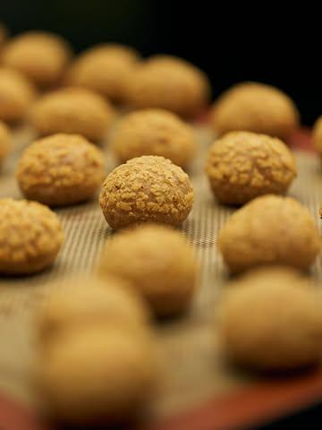 Chez nous, tout commence bien avant l'assiette. Ces petites sphères dorées ? Des choux en devenir. Discrets, presque timides sur leur plaque — et pourtant, ils savent exactement où ils vont. Au Château du Mylord, même les coulisses ont de l'allure.

____

Bij ons begint alles lang vóór het bord. Die kleine gouden bolletjes? Soesjes in wording. Bescheiden, bijna verlegen op hun bakplaat — en toch weten ze precies waar ze naartoe gaan. 🎯 In het Château du Mylord heeft zelfs de backstage stijl.

#mylord #courtrai #ellezelles #Gastronomie #lesgrandestablesdumonde #michelinguide #michelinbelgique #gaultmillau #choux #patisserie #cuisinebelge #finedining #gastronomiabelgique #chefslife #foodlovers

Reserveringen | Réservations

☎️ +32 68 54 26 02
✉️ info@mylord.be
💻 www.mylord.be

📍 Ons adres | Notre adresse📍

Rue Saint-Mortier 35
7890 Ellezelles

📸 Anthony Florio