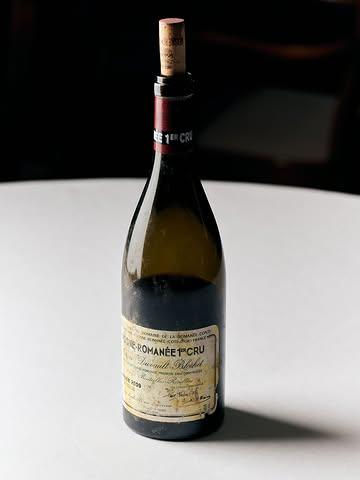 Il y aura toujours de la place pour les grands vins dans la cave du Mylord. La preuve : un Vosne-Romanée 1er Cru du Domaine de la Romanée-Conti, millésime 2009. Un nom qui se passe de présentation, une bouteille qui force le respect. 🍷 Certaines pépites n'attendent qu'une occasion — ou une belle envie. La vôtre, peut-être ?

____

Er zal in de kelder van het Mylord altijd plaats zijn voor grote wijnen. Het bewijs : een Vosne-Romanée 1er Cru van het Domaine de la Romanée-Conti, jaargang 2009. Een naam die geen introductie nodig heeft, een fles die respect afdwingt. 🍷Pareltjes wachten enkel op een gelegenheid — of op een mooie goesting. De uwe, misschien ?

#mylord #courtrai #ellezelles #Gastronomie #lesgrandestablesdumonde #michelinguide #michelinbelgique #gaultmillau #vosneromanee #romaneeconti #grandvin #finewine #cave #gastronomiebelge

Reserveringen | Réservations

☎️ +32 68 54 26 02
✉️ info@mylord.be
💻 www.mylord.be

📍 Ons adres | Notre adresse📍

Rue Saint-Mortier 35
7890 Ellezelles

📸 Anthony Florio