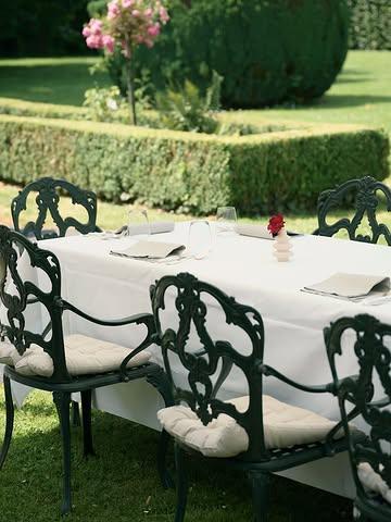 Le soleil a dit oui, la terrasse aussi. ☀️ Toute cette semaine, on vous installe dehors — au cœur du parc, à l'ombre des arbres, le château en toile de fond. Réservez votre table, l'été n'attend pas.
____

De zon zei ja, het terras ook. ☀️ Deze hele week zetten we u buiten — midden in het park, in de schaduw van de bomen, met het kasteel als decor. Reserveer uw tafel, de zomer wacht niet.

#mylord #courtrai #ellezelles #Gastronomie #lesgrandestablesdumonde #michelinguide #michelinbelgique #gaultmillau #terrasse #terras #zomer #finedining #parc #alfresco #gastronomiebelge

Reserveringen | Réservations

☎️ +32 68 54 26 02
✉️ info@mylord.be
💻 www.mylord.be

📍 Ons adres | Notre adresse📍

Rue Saint-Mortier 35
7890 Ellezelles

📸 Anthony Florio
