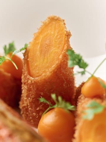 Au Mylord, on n'a pas peur d'avoir chaud. Le rouget, on le farcit — pimentón, chorizo, sarriette — et là, ça prend feu. Une assiette qui sent le large et les terres du Sud. La carotte ? Elle débarque en double : moelleuse en duxelles, puis croquante sous son panko. Reste la sauce, et pas n'importe laquelle : une rouille franche, ailée, sans timidité, tirée d'un jus d'arêtes qui ne laisse rien filer. Du caractère, du soleil, zéro tiédeur. 🌶️

____

In het Mylord zijn we niet bang van wat hitte. De rode mul ? Gevuld — pimentón, chorizo, bonenkruid — en meteen staat het bord in vuur en vlam. Een gerecht dat ruikt naar de zee en het warme Zuiden. En de wortel ? Die komt dubbel opdagen : zacht als duxelles, daarna knapperig in zijn jasje van panko. Blijft de saus, en niet zomaar één : een rechttoe rechtaan rouille, vol look en lef, getrokken uit een jus van graten die niets verloren laat gaan. Karakter, zon, geen greintje lauwheid. 🌶️

#mylord #courtrai #ellezelles #Gastronomie #lesgrandestablesdumonde #michelinguide #michelinbelgique #gaultmillau #rouget #cuisinemediterraneenne #martinsimonart #finedining #poisson #rouille #gastronomiebelge

Reserveringen | Réservations

☎️ +32 68 54 26 02
✉️ info@mylord.be
💻 www.mylord.be

📍 Ons adres | Notre adresse📍

Rue Saint-Mortier 35
7890 Ellezelles

📸 Anthony Florio