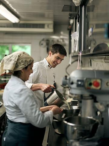 Un chef, ce n'est pas seulement quelqu'un qui cuisine.
Au Mylord, Martin Simonart passe d'un poste à l'autre avec une étonnante aisance.
En cuisine, en pâtisserie, derrière un passe, au dressage… ou encore dans l'organisation de nos événements.
Pour un jeune chef, il impressionne par sa polyvalence et son engagement.
Toujours là où il faut, toujours avec la même exigence : celle de faire vivre à chaque client la plus belle des expériences.

—

Een chef doet veel meer dan alleen koken.
Bij Mylord beweegt Martin Simonart moeiteloos tussen de verschillende posten.
In de keuken, in de patisserie, aan de passe of achter de schermen bij de organisatie van evenementen.
Voor een jonge chef is zijn veelzijdigheid en toewijding indrukwekkend.
Altijd waar hij nodig is, altijd met dezelfde ambitie: elke gast een onvergetelijke ervaring bezorgen.

#restaurant #chef #martinsimonart #gastronomie #mylord #finecuisine #foodie #gastronomique #belgique #ellezelles #culinary #foodexperience #instagood #gastronomy #foodlovers #team #hospitality #restaurantlife #leadership #finedining

Reserveringen | Réservations

☎️ +32 68 54 26 02
✉️ info@mylord.be
💻 www.mylord.be

📍 Ons adres | Notre adresse📍

Rue Saint-Mortier 35
7890 Ellezelles

📸 Anthony Florio
